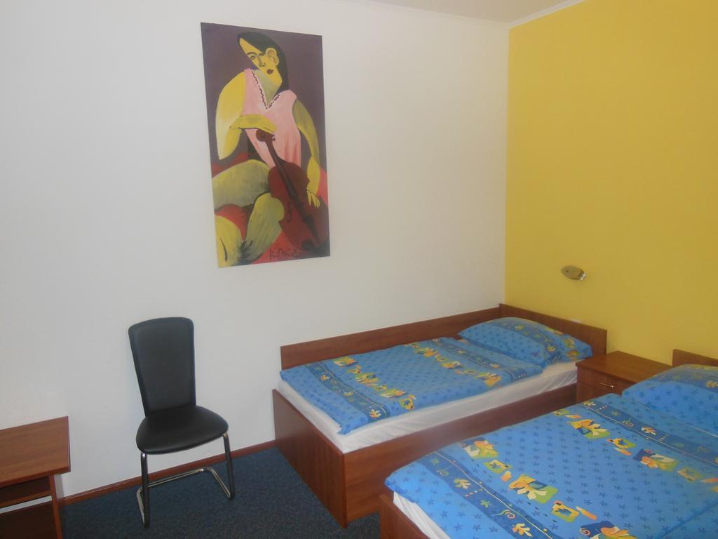 Hotel Pri Belokranjcu Novo Mesto Room photo